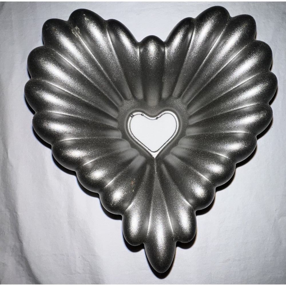 Nordic Ware Elegant Heart Mold Heavy Cast Aluminum Bundt Cake Pan 10 Cup Love - Picture 2 of 10